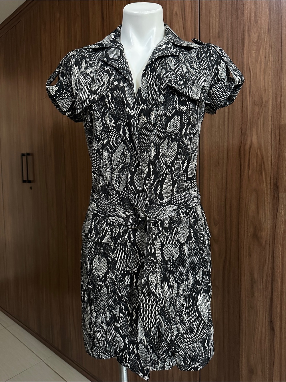 New York & Company Black and White Snake-Print Short Sleeve Mini Dress X-SMALL